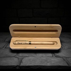 stylo90 (2)-Photoroom Boîte en bois avec Stylo Personnalisable