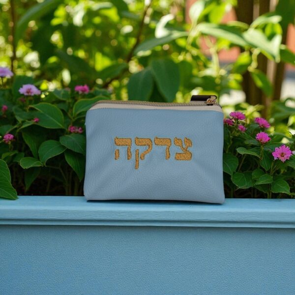 PXL_20250725_084644220-Photoroom (1) Pochette Tsedaka