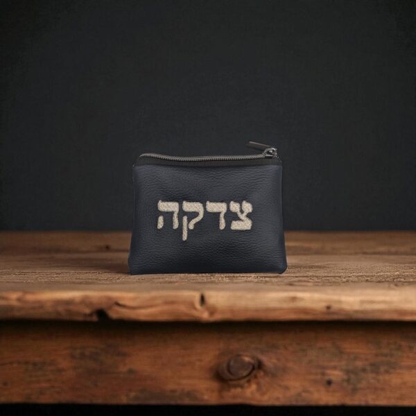 PXL_20250725_084800715-Photoroom (1) Pochette Tsedaka